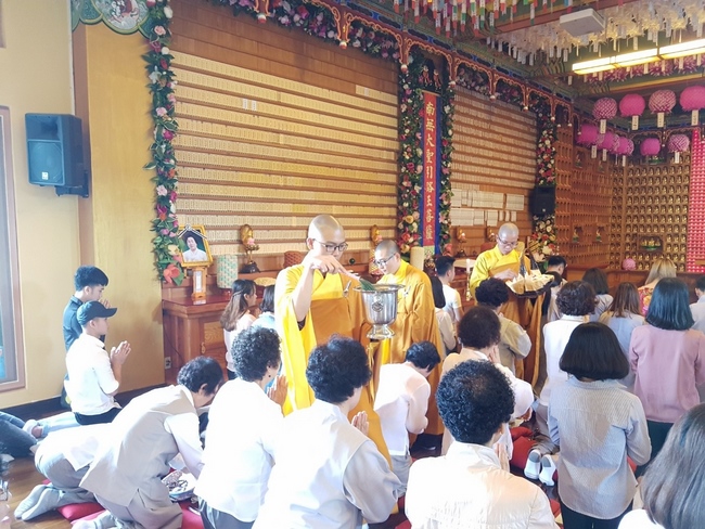Partake in the Vesak Ceremony at Yonggungsa Cham Joeun Uri Temples